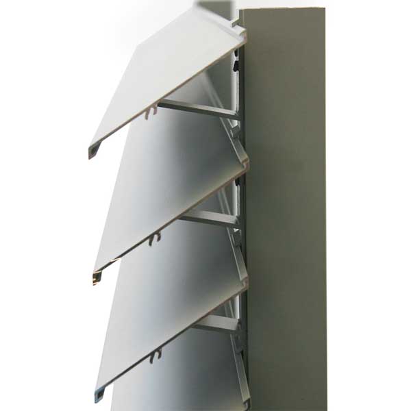 Szellőzőlamellás homlokzati elem